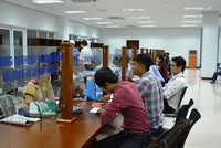 Người dân làm thủ tục hành chính tại Trung tâm Hành chính TP. Đà Nẵng. 