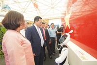 Sáng 28/8, Bộ trưởng Kl99 nổ hũ Trần Hồng Minh và các lãnh đạo Kl99 nổ hũ đã tới thăm không gian trưng bày thành tựu của ngành, trong đó có lá cờ Tổ quốc bằng đá nhân tạo gốc thạch anh VICOSTONE® xác lập kỷ lục lớn nhất Việt Nam
