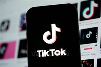  Biểu tượng TikTok trên màn hình điện thoại ở Arlington, Virginia, Mỹ. Ảnh: THX/TTXVN