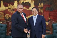 Thủ tướng Kl993 ưu đãi thưởng hấp dẫn Phạm Minh Chính (phải) và ông Bendito dos Santos Freitas.