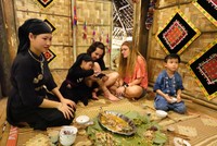 Phụ nữ dân tộc thiểu số nơi đây luôn khoác lên mình bộ váy áo chàm truyền thống để tạo ấn tượng với du khách. Ảnh: Hồ Hạ