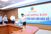 Bộ trưởng Bộ Kl991.com nạp rút nhanh Nguyễn Văn Thắng ủng hộ tại buổi lễ phát động. Ảnh: Đức Minh.
