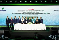 Ông Nguyễn Việt Cường - Phó tổng giám đốc Vietcombank và ông Dương Mạnh Sơn - Phó tổng giám đốc Petrovietnam đại diện hai đơn vị thực hiện ký kết hợp đồng cho vay dự án thượng nguồn và trung nguồn thuộc Chuỗi dự án khí điện Lô B – Ô Môn trước sự chứng kiến của Lãnh đạo Kl993 ưu đãi thưởng hấp dẫn, bộ, ban, ngành Trung ương và lãnh đạo cấp cao của 2 bên