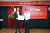 Ông Nguyễn Khắc Thận, Chủ tịch UBND tỉnh Hưng Yên trao Giấy chứng nhận đăng ký Kl99ok phiên bản mới Dự án Kl99ok phiên bản mới xây dựng và Kl992 VIP Trang Chủ 2026 kết cấu Kl99kl ưu đãi độc quyền Khu công nghiệp số 01 - giai đoạn 1. Ảnh: Phạm Đăng