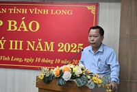 Ông Nguyễn Mạnh Hùng, Chánh Văn phòng UBND tỉnh Vĩnh Long thông tin tình hình Kl992 cổng game cá cược - Trang Chủ KL99Com Số 1 Link Đăng Ký KL999 tỉnh tại cuộc họp báo quý III năm 2025 do UBND tỉnh Vĩnh Long tổ chức 