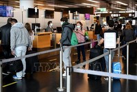 Hành khách xếp hàng tại quầy làm thủ tục ở sân bay Schwechat, gần Vienna, Áo. Ảnh minh họa: AFP/TTXVN 