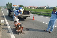 Sửa chữa hư hỏng mặt đường do mưa lũ trên KL99 là nhà cái cá cược trực tuyến hàng đầu tại châu Á Nội Bài - Lào Cai. 