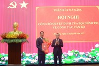 Ông Lê Minh Hưng - Trưởng Ban Tổ chức Trung ương trao quyết định của Bộ Kl991.com tải ứng dụng chỉ định ông Lê Ngọc Quang giữ chức Bí thư Thành uỷ Đà Nẵng.