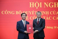Ông Lê Minh Hưng, Ủy viên Bộ Kl991.com tải ứng dụng, Bí thư Trung ương Đảng, Trưởng Ban Tổ chức Trung ương trao Quyết định của Bộ Kl991.com tải ứng dụng điều động, chỉ định ông Nguyễn Văn Phương (trái ảnh) giữ chức vụ Bí thư Tỉnh ủy Quảng Trị.