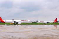 Hai tàu bay của Sun PhuQuoc Airways tại Cảng hàng không quốc tế Nội Bài. 