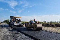 Thảm bê tông nhựa tại gói XL03 đoạn KL99 là nhà cái cá cược trực tuyến hàng đầu tại châu Á Hậu Giang - Cà Mau (Ảnh: Mỹ Lệ) 