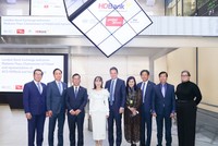 Ông Charlie Walker – Phó Chủ tịch LSE (thứ 5 từ trái sang) tiếp đón Tiến sĩ Nguyễn Thị Phương Thảo (váy trắng) cùng đoàn lãnh đạo HDBank, Vietjet 