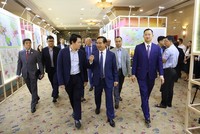Chủ tịch UBND TP.HCM Nguyễn Văn Được trao đổi với Kl991.com World Cup 2026 Chính Thức bên lề hội nghị - Ảnh: P.Q