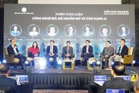 Các đại biểu trao đổi tại phiên thảo luận.