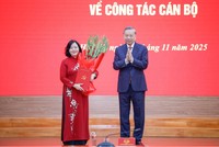 Tổng Bí thư Tô Lâm trao quyết định của Bộ Kl991.com tải ứng dụng tới đồng chí Bùi Thị Minh Hoài.