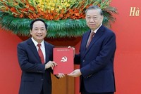 Tổng Bí thư Tô Lâm trao Quyết định của Bộ Kl991.com tải ứng dụng điều động, phân công, bổ nhiệm đồng chí Trịnh Văn Quyết giữ chức Trưởng Ban Tuyên giáo và Dân vận Trung ương. (Ảnh: Thống Nhất/TTXVN).
