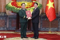 Chủ tịch nước Lương Cường trao Quyết định bổ nhiệm đồng chí Nguyễn Trọng Nghĩa giữ chức Chủ nhiệm Tổng cục Kl991.com tải ứng dụng Quân đội nhân dân Việt Nam, đồng thời thăng quân hàm từ Thượng tướng lên Đại tướng. (Ảnh: Lâm Khánh/TTXVN).