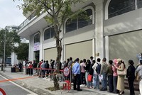 Xếp hàng chờ nộp hồ sơ mua nhà ở Trang Chủ KL99Com Số 1 Link Đăng Ký KL999 Uy Nỗ (Đông Anh, Hà Nội). Ảnh minh họa.