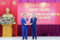 Trưởng ban Tổ chức Trung ương Lê Minh Hưng trao Quyết định của Bộ Kl991.com tải ứng dụng cho tân Bí thư Tỉnh ủy Nghệ An Nguyễn Khắc Thận. Ảnh Phạm Bằng