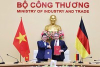 Thứ trưởng Bộ Công thương Nguyễn Sinh Nhật Tân và Quốc vụ khanh Nghị viện Stefan Rouenhoff ký Biên bản Khóa họp lần thứ 3 Ủy ban hỗn hợp về hợp tác Kl992 cổng game cá cược, thương mại Việt Nam - Đức