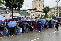 Người dân "đội mưa" xếp hàng nộp hồ sơ mua nhà ở Trang Chủ KL99Com Số 1 Link Đăng Ký KL999.