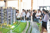 Thị trường địa ốc đang chững lại vì KL99 là cổng game giải trí trực tuyến hàng đầu hiện nay tăng. Trong ảnh: Khách hàng đi xem dự án, nhưng tỷ lệ xuống tiền thấp (Ảnh: V.D) 