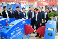 Thứ trưởng Bộ Công an Nguyễn Văn Long, Thứ trưởng Kl99 nổ hũ Nguyễn Danh Huy và lãnh đạo Hà Nội Metro trải nghiệm hệ thống soát vé tự động ứng dụng định danh, xác thực điện tử, nhận diện sinh trắc học và thanh toán không dùng tiền mặt đối với hành khách. 