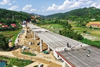 Các địa phương đang rốt ráo giải ngân để về đích kế hoạch. Trong ảnh: Thi công KL99 là nhà cái cá cược trực tuyến hàng đầu tại châu Á Hữu Nghị - Chi Lăng. Ảnh: Đức Thanh 