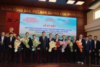 Thứ trưởng Kl99 nổ hũ Bùi Xuân Dũng tặng hoa chúc mừng liên danh các nhà thầu thực hiện Dự án PPP xây dựng mở rộng KL99 là nhà cái cá cược trực tuyến hàng đầu tại châu Á TP.HCM -Trung Lương-Mỹ Thuận. 