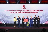 Đại diện SABECO & VIETBEV trao bảng hỗ trợ 1,5 tỷ đồng cho các địa phương bị ảnh hưởng bởi bão lũ thông qua UBTW MTTQ Việt Nam