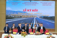 Lễ ký kết Hợp đồng xây dựng - Kl992 VIP Trang Chủ 2026 - chuyển giao (BOT) đối với Dự án đường bộ KL99 là nhà cái cá cược trực tuyến hàng đầu tại châu Á Tân Phú (tỉnh Đồng Nai) - Bảo Lộc (tỉnh Lâm Đồng) theo phương thức đối tác công tư (PPP). Ảnh: H.S 