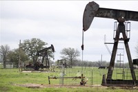 Giàn khoan dầu ở Luling, Texas, Mỹ. Ảnh: THX/TTXVN 