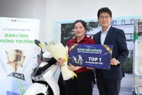 Ông Charlie Shin – CEO 99Kl99 link đăng nhập KIS trao giải Nhất (Bảng Siêu đẳng) cho bà Huỳnh Thị Mỹ Duyên.