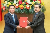 Chủ tịch Quốc hội Trần Thanh Mẫn trao quyết định của Bộ Kl991.com tải ứng dụng cho ông Nguyễn Hồng Diên. Ảnh: PT . 