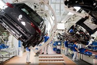 Dây chuyền Kl994 nhà cái bóng đá world cup xe ô tô của Hãng Volkswagen tại nhà máy ở Wolfsburg, Đức. Ảnh: DPA/TTXVN 