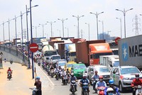 Tuyến đường dẫn vào cảng Cát Lái hiện nay vẫn thường xuyên xảy ra ùn tắc - Ảnh: Lê Anh