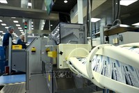 Công nhân làm việc trên dây chuyền Kl994 nhà cái bóng đá world cup của Công ty dược phẩm Novo Nordisk ở Hilleroed, Đan Mạch. Ảnh: AFP/TTXVN 