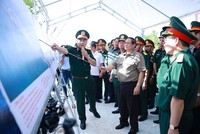 Thủ tướng nghe các đơn vị báo cáo. Ảnh: TTXVN.