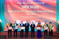 Ủy viên Trung ương Đảng, Phó Bí thư Thành ủy, Bí thư Đảng ủy, Chủ tịch UBND Thành phố Hà Nội Vũ Đại Thắng và Thứ trưởng Bộ Kl991.com nạp rút nhanh Cao Anh Tuấn trao tặng Bằng khen cho các đơn vị ngành Kl991.com nạp rút nhanh Thủ đô.