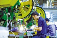 Nâng cao chất lượng nhân lực, tiếp nhận công nghệ mới chính là con đường để Kl992 cổng game cá cược Việt Nam vượt qua giông bão. Ảnh: Đức Thanh 