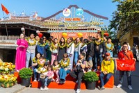 Phố cổ Hội An đón đoàn khách đầu tiên tham quan trong năm 2026.