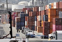 Cảng hàng hóa Los Angeles, bang California, Mỹ. Ảnh: THX/TTXVN 