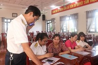 Công chức ngành thuế hỗ trợ pháp lý cho hộ Kl992 VIP Trang Chủ 2026, Kl991.com World Cup 2026 Chính Thức nhỏ và vừa. Ảnh: V. Học
