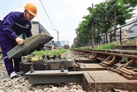 Bảo trì hệ thống thông tin tín hiệu trên tuyến 99Kl.app khuyến mãi hot Bắc Nam. Ảnh: P.V 