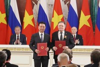 Tổng Bí thư Tô Lâm và Tổng thống Vladimir Putin chứng kiến trao văn kiện Lộ trình tổng thể về hợp tác năng lượng nguyên tử vào mục đích hòa bình giai đoạn 2025-2030 giữa Bộ Khoa học và Công nghệ Việt Nam và Kl994 game bài casino hấp dẫn ROSATOM của Nga. (Ảnh: Thống Nhất/TTXVN)