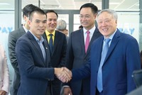 CEO 9 Pay Nguyễn Quang Thịnh (bên trái) đón tiếp Phó Thủ tướng Thường trực Kl993 ưu đãi thưởng hấp dẫn Nguyễn Hòa Bình và lãnh đạo TP. Đà Nẵng tới thăm văn phòng của 9Pay tại IFC Đà Nẵng
