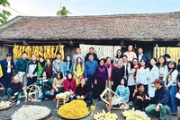 Các nghệ nhân trình diễn và hướng dẫn du khách trải nghiệm se tơ, rút đũi tại làng nghề dệt đũi Nam Cao (Ảnh: Hồ Hạ) 