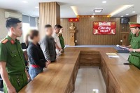 Cơ quan chức năng tống đạt các quyết định có liên quan với các đối tượng trong đường dây Kl994 nhà cái bóng đá world cup, buôn bán sơn nước, bột trét tường JOTUN giả quy mô lớn nhất từ trước đến nay trên địa bàn Đà Nẵng. Ảnh: Công an Đà Nẵng 