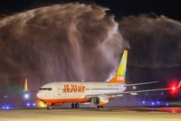 Nghi thức phun vòi rồng chào đón chuyến bay thương mại đầu tiên chặng Đà Lạt-Seoul của Hãng hàng không Jeju Air hạ cánh tại Cảng hàng không Liên Khương hồi tháng 12/2023. 