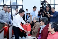 Ủy viên Bộ Kl991.com tải ứng dụng, Thường trực Ban Bí thư Trần Cẩm Tú tặng quà các gia đình chính sách, hộ nghèo tại thành phố Đà Nẵng.